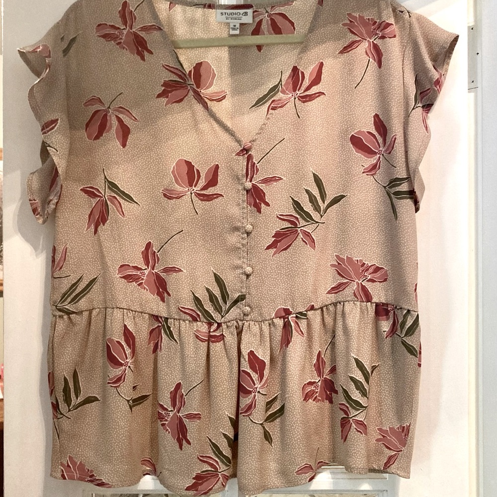 Studio b by Bobeau Women’s Pretty Cap Sleeve Blouse. Size M